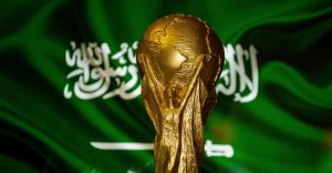 Copa del Mundo de fútbol con la bandera de Arabia Saudita de fondo