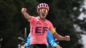 Richard Carapaz celebrando la victoria de la quinta etapa del Tour Colombia 2024