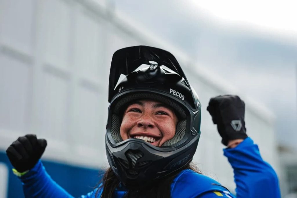 Mariana Peña celebrando el título