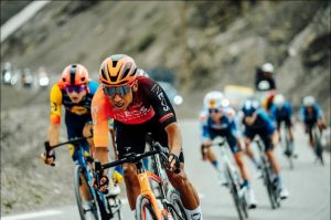 Egan Bernal junto al equipo INEOS Grenadiers durante el Tour de Francia 2024