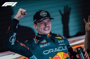 Max Verstappen festejando su tetracampeonato en el Gran Premio de Las Vegas 2024, bajo las luces del Strip.