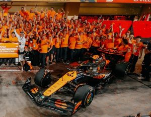 Lando Norris celebra el campeonato de constructores de McLaren en el podio del Gran Premio de Abu Dabi 2024.