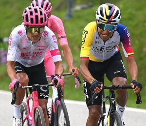 Egan Bernal junto a Isaac del Toro y Richard Carapaz durante la etapa 15 del Giro de Italia 2025