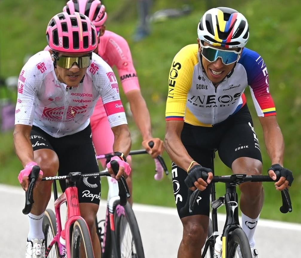 Egan Bernal junto a Isaac del Toro y Richard Carapaz durante la etapa 15 del Giro de Italia 2025