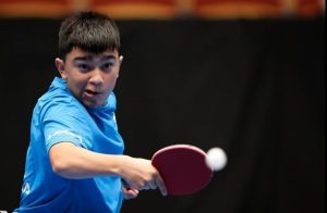 Emanuel Otálvaro en acción jugando tenis de mesa, referente clave del tenis de mesa en Colombia