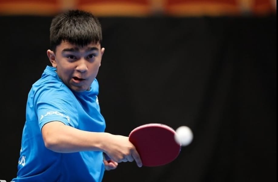 Emanuel Otálvaro en acción jugando tenis de mesa, referente clave del tenis de mesa en Colombia