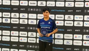 Emanuel Otálvaro con el trofeo del WTT Youth Contender, logro histórico para el tenis de mesa en Colombia