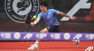 Hombre jugando pádel en la Fabrice Pastor Cup en Medellín 2025 Este texto ayuda a los motores de búsqueda y a la accesibilidad.