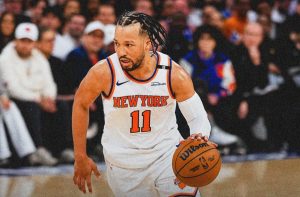 Jalen Brunson conduce el balón durante el Juego 1 de los playoffs Knicks vs Pacers 2025 en el Madison Square Garden.
