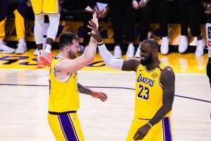 Luka Dončić celebrando junto a LeBron James en los playoffs con los Lakers