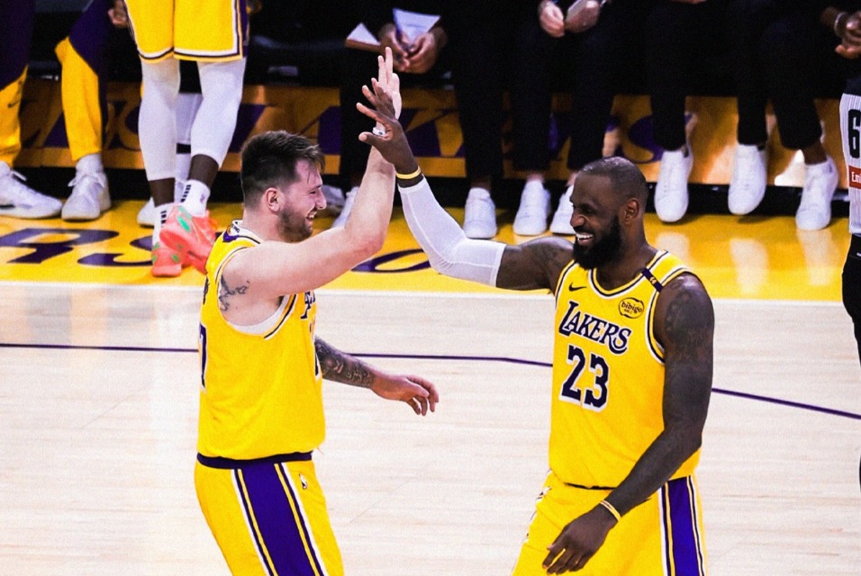Luka Dončić celebrando junto a LeBron James en los playoffs con los Lakers