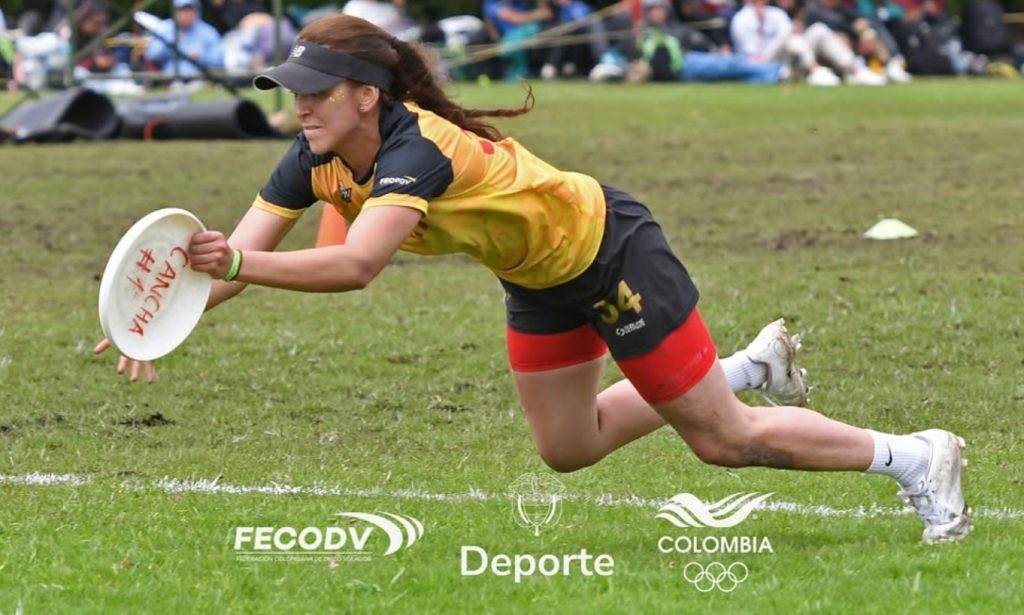 Jugadora de Ultimate frisbee en Colombia durante torneo nacional organizado por FECODV