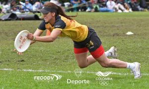 Jugadora de Ultimate frisbee en Colombia durante torneo nacional organizado por FECODV