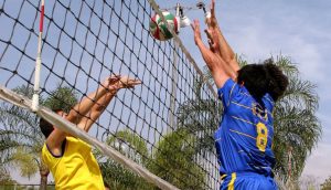 Estudiantes jugando voleibol universitario en Colombia