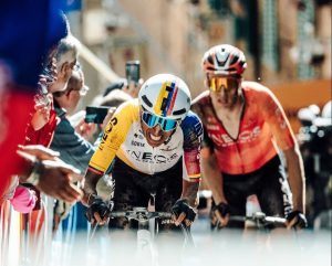 Egan Bernal subiendo una etapa del Giro de Italia 2025 con el maillot de campeón nacional, seguido por un compañero del Ineos.