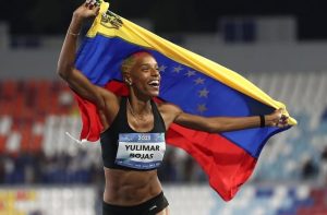 Yulimar Rojas celebrando su medalla de oro en triple salto