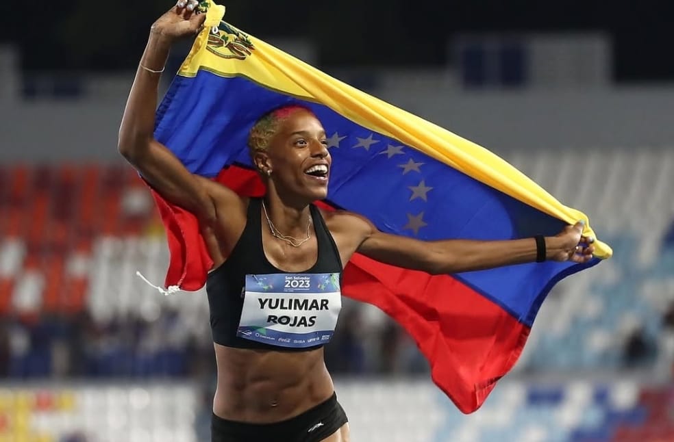 Yulimar Rojas celebrando su medalla de oro en triple salto