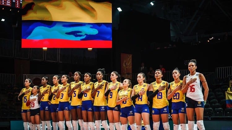Jugadoras de voleibol en Latinoamérica durante un partido internacional