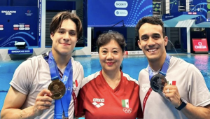 entrenador guiando a un deportista durante un entrenamiento